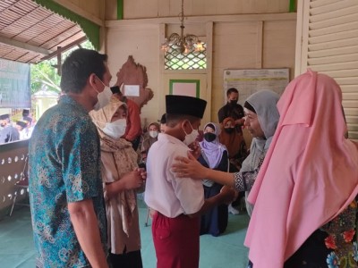 Penyerahan Siswa Baru Kepada Sekolah