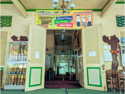 Pintu Utama Sekolah Kami